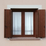 finestra ed oscuri in legno